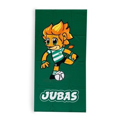Toalha verde com personagem de cabelo laranja e texto JUBAS.