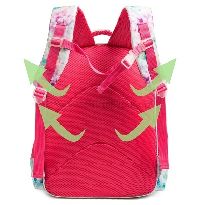 Mochila rosa com detalhes em padrão colorido vista de costas