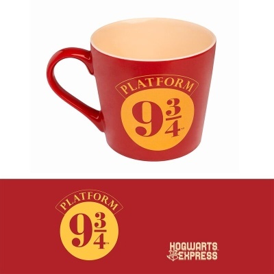 Caneca vermelha com texto amarelo Platform 9 3/4 e Hogwarts Express