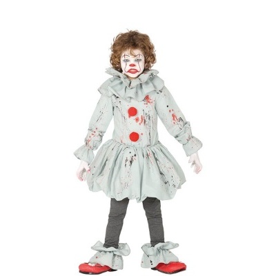 Criança com fantasia de palhaço azul-claro com pontos vermelhos e manchas vermelhas