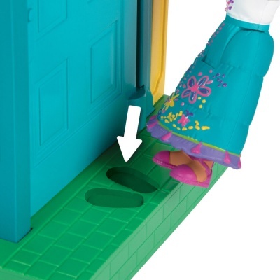 Figura de brinquedo com saia florida azul junto a porta azul e pegada verde na base.