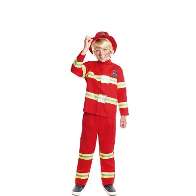 Criança vestindo fato de bombeiro vermelho com riscas refletores e chapéu de bombeiro