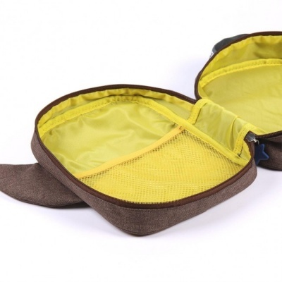 Estojo castanho aberto com interior amarelo e bolso de malha