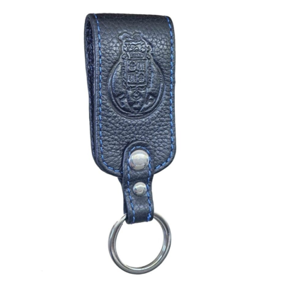 Chaveiro em pele preta com costura azul e brasão em relevo