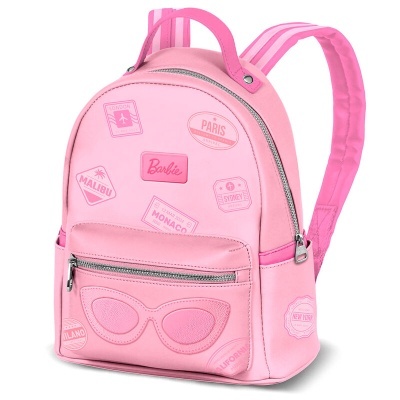 mochila rosa Barbie com carimbos de viagens e bolso frontal com desenho de óculos