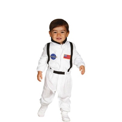 Criança com macacão branco de astronauta com emblemas da NASA e bandeira dos EUA.