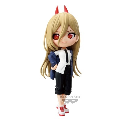 Figura colecionável estilizada com roupa formal e chifres vermelhos