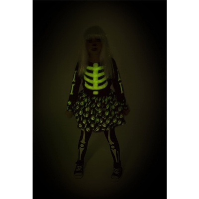 Fato de criança com padrão de esqueleto brilhante verde e saia preta com padrão luminoso.