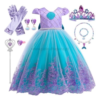 Conjunto de vestido e acessórios de princesa em cores lilás e azul com motivos marinhos.
