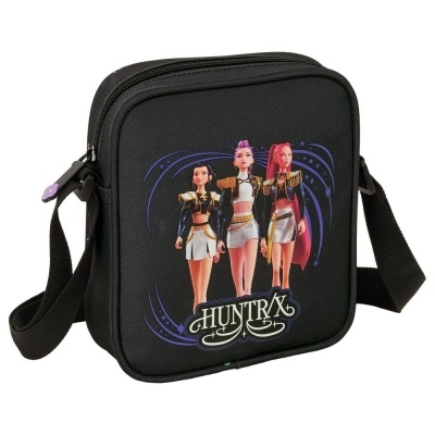 Bolsa pequena preta com estampa de personagens femininas e texto HUNTRX
