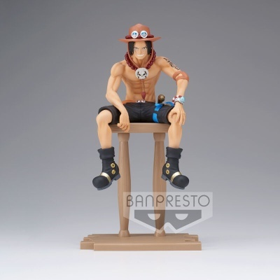 Figura de personagem sentado num banco alto com chapéu castanho e botas pretas em fundo cinzento.
