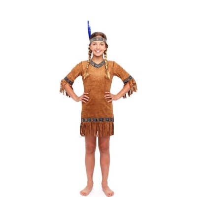 Menina a sorrir com vestido castanho e fita de pena azul na cabeça