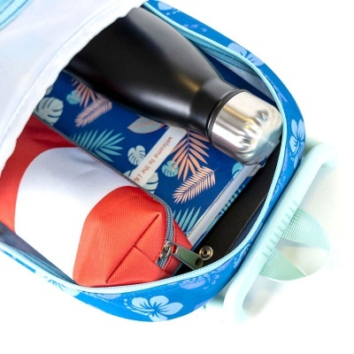 Mochila azul floral com garrafa preta, estojo vermelho e carteira azul com padrão tropical