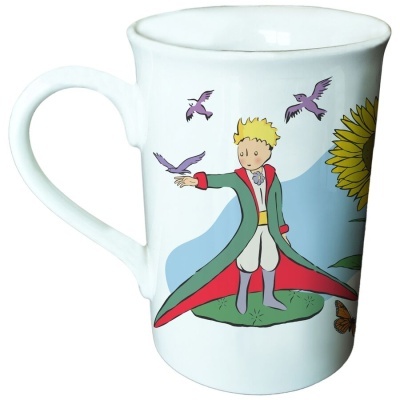 Caneca branca com desenho do Pequeno Príncipe, pássaros, flor e borboleta