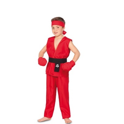 Menino com fato de karaté vermelho, faixa preta e luvas vermelhas