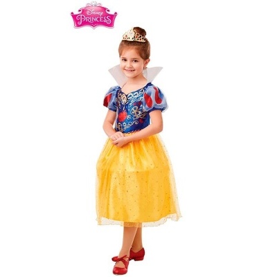 Criança vestida com um vestido de princesa Disney com corpete azul, saia amarela brilhante e tiara.