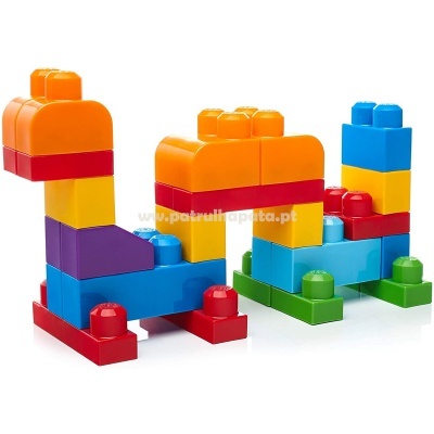 Blocos de construção coloridos em formas de animais, fundo branco