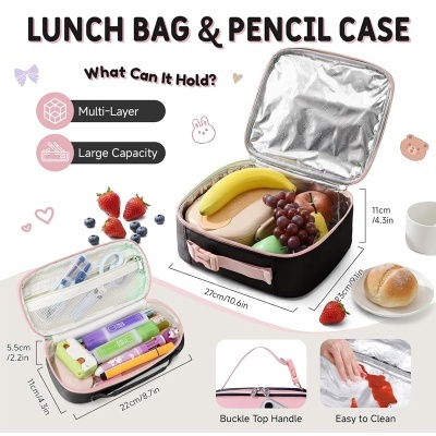 Saco térmico para almoço preto e rosa com estojo de lápis aberto mostrando interior e frutas