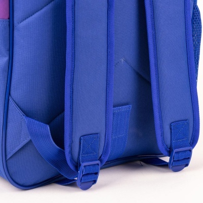 Parte traseira de mochila azul com alças acolchoadas e tiras ajustáveis.