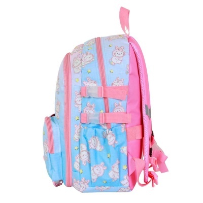 Mochila infantil rosa e azul com padrão de coelhos e estrelas