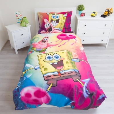Roupa de cama infantil colorida com Bob Esponja e Patrick num quarto branco minimalista