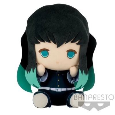 Pelúcia personagem com cabelo preto e verde, roupa preta sentada