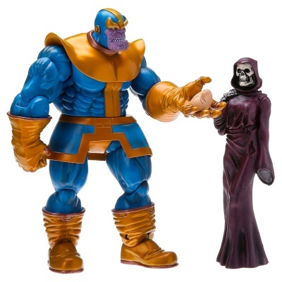 Figuras de ação de Thanos e figura de caveira com capa roxa em fundo branco
