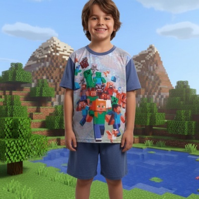 Pijama infantil azul com estampa Minecraft colorida e cenário pixelizado ao fundo