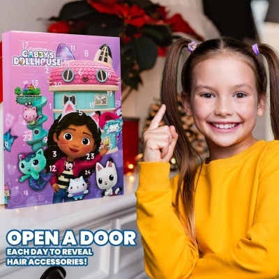 Calendário do advento colorido com personagens animados e menina sorridente a apontar