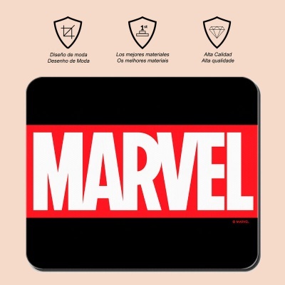 Logotipo da Marvel em branco sobre faixa vermelha e fundo preto com ícones e textos em espanhol e português acima