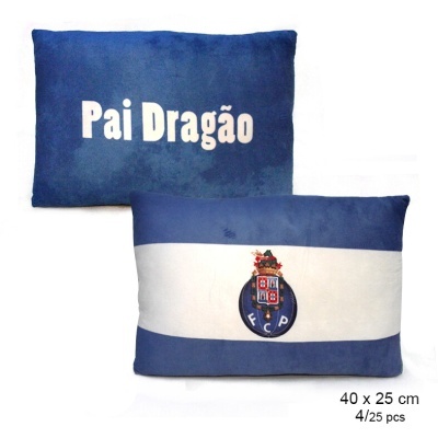 Duas almofadas em azul e branco com texto e brasão FC Porto