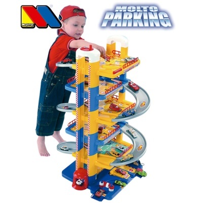 Criança brincando com parque de estacionamento de brinquedo Molto Parking colorido