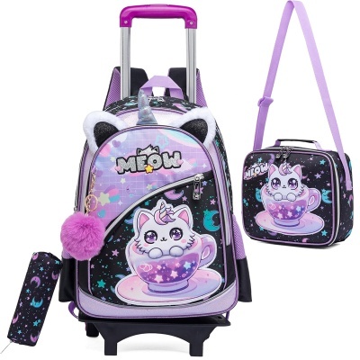 Conjunto escolar lilás e preto com mochila de rodinhas, estojo e lancheira com estampa de gato numa chávena e pompom lilás.