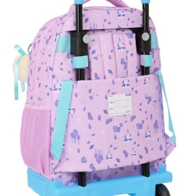 Mochila infantil lilás com padrão azul e carrinho azul claro com rodas pretas