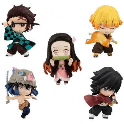 Figuras colecionáveis de anime em estilo chibi com roupas tradicionais e espadas