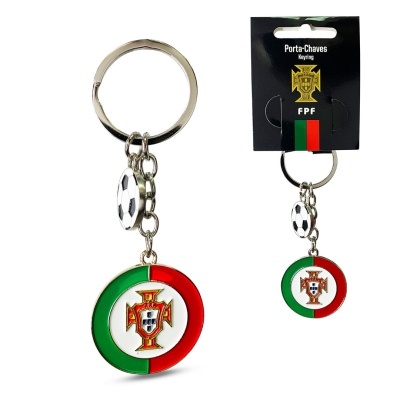 Porta-chaves com bola de futebol e brasão de Portugal em pendente circular com cores verde, vermelho e branco.