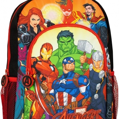 Mochila infantil colorida com estampa dos Avengers da Marvel e bolsos laterais em rede vermelha