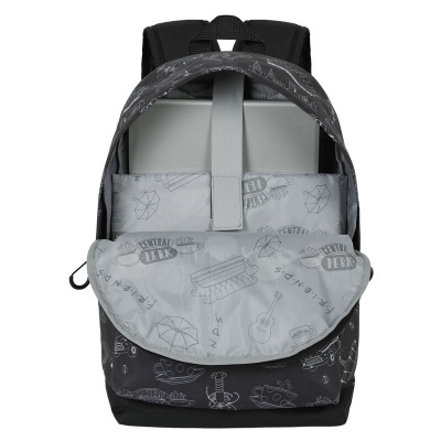 Mochila preta com padrões Friends e texto CENTRAL PERK aberta com laptop dentro