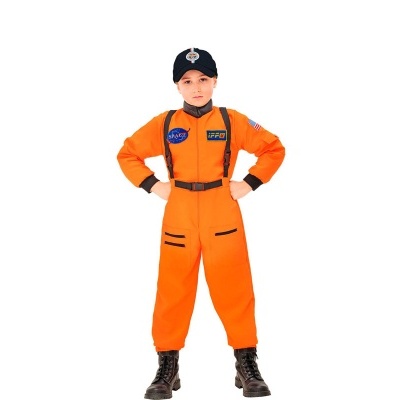 Criança vestindo fato de astronauta laranja com boné azul escuro