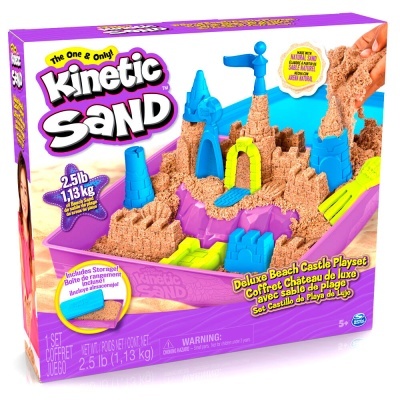 Caixa roxa com brinquedo Kinetic Sand e moldes coloridos para castelo de areia