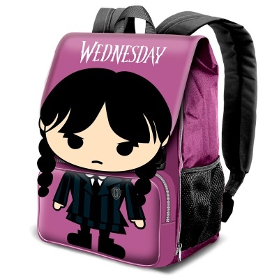 Mochila roxa com personagem cartoon e texto 'WEDNESDAY'