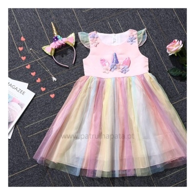 Vestido de criança rosa com saia colorida em tule e tiara de unicórnio