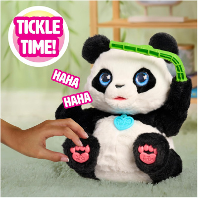 Boneco de pelúcia panda com olhos grandes e azuis, segurando um objeto verde e texto colorido ao fundo