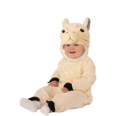 Bébé com fato de lhama creme sentado