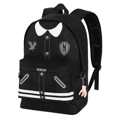 Mochila preta com design de camisa e gola branca, botões e emblemas, com bolso frontal e riscas brancas