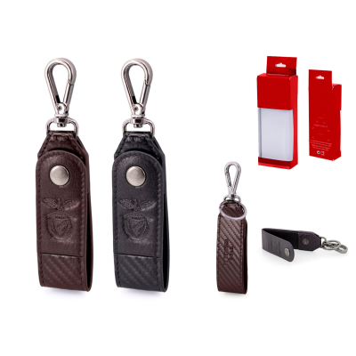 chaveiras de couro castanha e preta com fivela metálica e embalagem vermelha