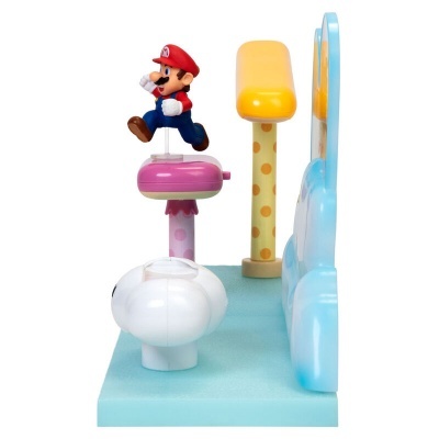 Figura de brinquedo do personagem Mario em base azul com elementos coloridos