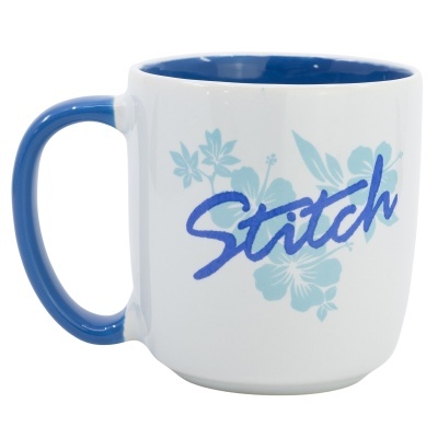 Caneca branca com interior e pega azul, com decoração de flores azuis e texto 'Stitch'