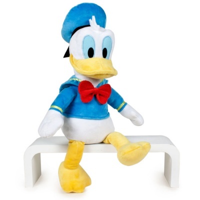 Boneco de pelúcia do Pato Donald vestido com chapéu e casaco azul sentado num banco branco.
