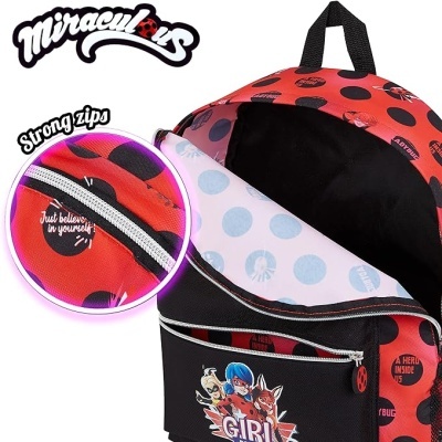 Mochila vermelha com bolinhas pretas, fecho forte com texto e ilustração de personagem